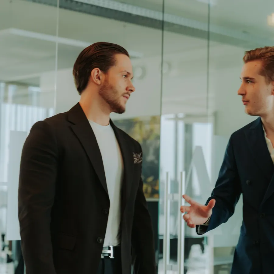 Kollegen von Heidemann & Elbe bei der Arbeit im Büro